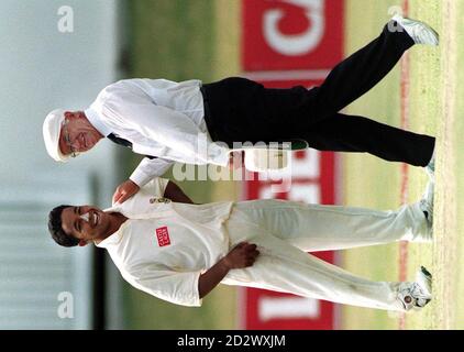 Der Schiedsrichter Cyril Mitchley legt beim 4. Test im St. George's Park, Port Elizabeth, einen Arm auf die Schulter des südafrikanischen Spin Bowlers Paul Adams. Stockfoto