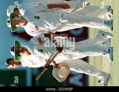 Der südafrikanische Spin-Bowler Paul Adams hält einen Stumpf (links), Darryl Cullinan verlässt das Feld, nachdem der 4. Test gegen England in einem Unentschieden in Port Elizabeth beendet wurde. Stockfoto