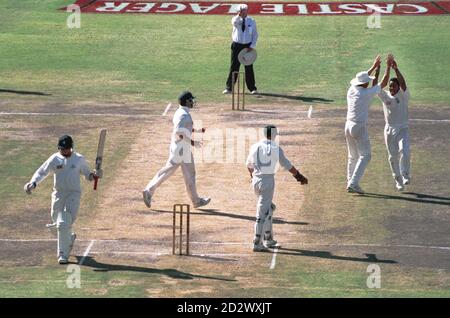 Der südafrikanische Spin-Bowler Paul Adams (ganz rechts) feiert das Dickicht von Englands Jason Gallin beim 4. Test im St. George's Park, Port Elizabeth. Stockfoto