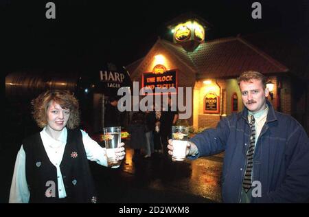 SUNDERLAND ECHO, SOUTH SHIELDS GAZETTE UND DARLINGTON NORTHERN ECHO AUS. Michael und Karen McWilliams von The Block and Tackle in Ashington, nachdem Camerons Brewers eine Tankvoll Wasser für die Anwohner geliefert hatte. Stockfoto