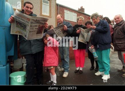 SOUTH SHIELDS GAZETTE, NORTHERN ECHO DARLINGTON UND SUNDERLAND ECHO OUT. Die Bewohner von Ashington warten nach geplatzten Rohren in der Gegend von Northumberland auf Wasser. Siehe PA Story WETTERWASSER. Stockfoto