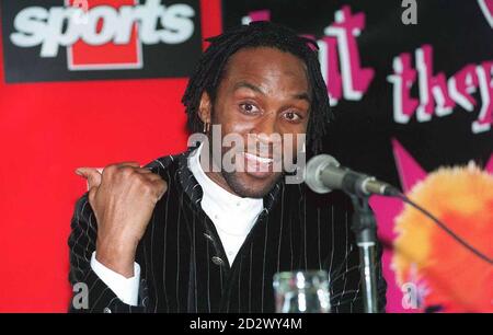 SUNDERLAND ECHO, NORTHERN ECHO DARLINGTON UND SOUTH SHIELDS GAZETTE OUT. WBC-Supermittelschwertmeister Nigel Benn spricht heute (Dienstag) auf einer Pressekonferenz in Newcastle und meldet seinen Kampf gegen den obligatorischen Herausforderer Thulane Malinga aus Südafrika an, der am 2. März in der Newcastle Arena stattfindet. Siehe PA Story BOXING Benn. Stockfoto