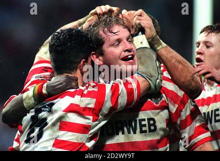 Wigan Freude, wie sie feiern Sieg in der Regal Trophy über St. Helens mit Try Scorer Henry Paul wird mobbed. Stockfoto