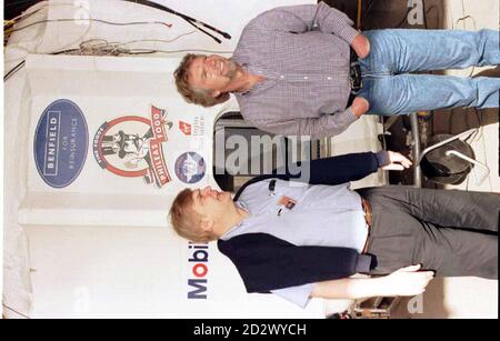 Virgin-Chef Richard Branson (rechts) und sein Co-Pilot per Lindstrand, auf dem Militärflugstützpunkt Marrakesch, gestern (Mi), wo das hauchzarte Gewebe der Virgin Global Challenger beschädigt wurde, nachdem zwei Hercules-Flugzeuge von König Hassan versehentlich Kies in den Hangar des Luftwaffenstützpunktes, wo der Ballon montiert wird, gesprengt hatten. Stockfoto