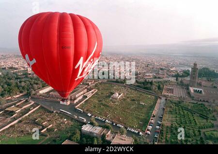 Richard Branson an Bord einer der Virgin Ballonflotte schwebt über der Stadt Marrakesch, Marokko. Stockfoto