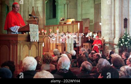 Kardinal Martini aus Mailand hält seine Predigt in der St. Anns Church of Ireland Cathedral in Belfast. Protestanten protestierten bei der Erscheinung des Kardinals in der Kathedrale. Stockfoto