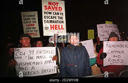 Eine kleine Menge Protestanten versammelten sich vor der St. Anns Cathedral in Belfast, um vor Mailands Kardinal Martini zu protestieren und vor einer ökumenischen Audienz zu predigen. Stockfoto