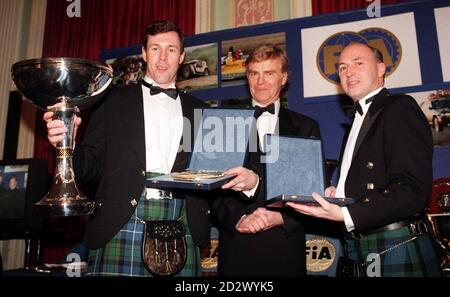 Colin McRae, 27, aus Lanark (links) mit seinem FIA World Rally Champion Award und Derek Ringer aus Glasgow mit seinem FIA World Rally Champion Co-Driver Award, überreicht von Federation de l'Automobile President, Max Mosley (Mitte), in London. Stockfoto