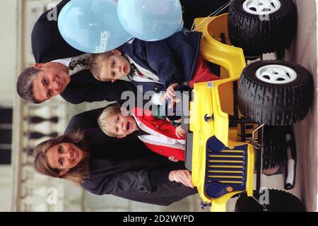 Der ehemalige englische Fußballspieler Gary Lineker, seine Frau Michelle und ihre Söhne George und Harry (jünger), in London, um Tommy's Campaign's Parent Friendly Awards 1996 zu starten. Stockfoto