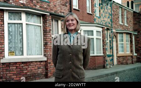 Die Schauspielerin Sarah Lancashire, die Raquel in der Coronation Street spielt, schaut sich heute (Donnerstag) das Set in Granada, Manchester, an. Sarah, 32, gab diese Woche bekannt, dass sie im Herbst nach fünf Jahren als Bardame Raquel abreisen werde. Stockfoto