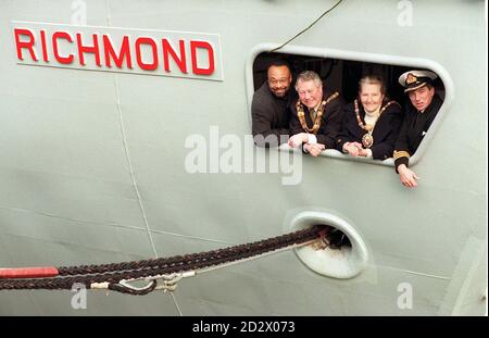 Commander Andrew Underwood (links), Kapitän der neuesten Tyoe 23 Fregatte HMS Richmond der Royal Navy, begrüßt an Bord die Bürgermeister von Three Richmonds aus aller Welt, während sie heute (Freitag) einen guten Besuch in London abstatten, bevor das Schiff an diesem Sonntag von Richmond-upon-Thames offiziell "adoptiert" wird. Bürgermeister Leonidas Young jnr (rechts) von Richmond, Virginia, Bürgermeister Bob King von Richmond-upon-Thames und Bürgermeisterin Katherine Carr von Richmond in Yorkshire alle ausgesprochen das Schiff gut und wirklich Shipshape. Stockfoto