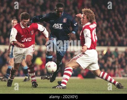 Dwight Yorke von Aston Villa bricht während des Halbfinales des Coca Cola Cup in Highbury durch John Jensen (links) und Ray Parlor von Arsenal. Stockfoto