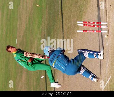 Craig Mathews schmettert Darren Gough, um das letzte England Wicket zu nehmen, während Südafrika einen einfachen Sieg in ihrem Cricket World Cup Spiel in Rawalpind, Pakistan, erringen kann. Stockfoto