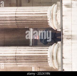 Ein bewaffneter Polizist steht Wache in St Paul's Cathedral, wo ein Gedenkgottesdienst für die 47 britischen Soldaten gehalten wurde, die im Golfkrieg getötet wurden. Stockfoto