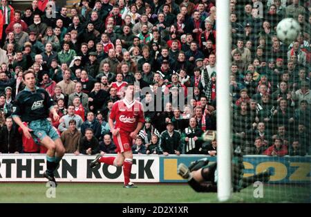 Liverpool V Aston Villa : Robbie Fowler (Mitte) erzielt bei ihrem FA Carling Premiership Spiel in Anfield seinen zweiten und Liverpools dritten Platz gegen Aston Villa. Stockfoto