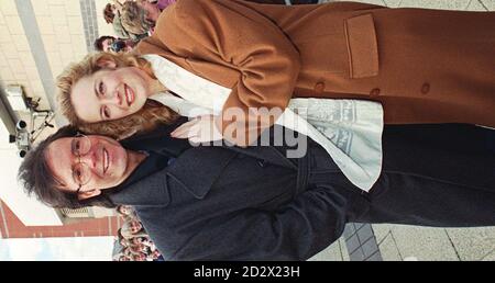 Sir Cliff Richard, Star der kommenden Bühnenshow 'Heathcliffe' mit Co-Star Helen Hobson im NEC Birmingham. Im Oktober 1996 hat die Show ihre britische Premiere im NEC. * 02/06/01: Die Ex-Verlobte von TV-Moderatorin Jill Dendo ist in eine neue Beziehung verwickelt, hieß es. Der Gynäkologe Alan Farthing wurde der Schauspielerin Helen Hobson von Frau Dantos Freund Sir Cliff Richard vorgestellt, sagte The Sunday Mirror. Herr Farthing gab eine Erklärung heraus, in der ihre Beziehung bestätigt wurde, nachdem Fotos des Paares bei Miss Hobson gemacht wurden. Stockfoto