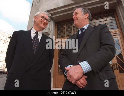 BBC-Generaldirektor John BIRT (links) begrüßt den neuen Vorsitzenden des Unternehmens, Sir Christopher Bland, im Broadcasting House. Stockfoto