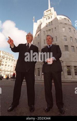 BBC-Generaldirektor John BIRT (links) begrüßt den neuen Vorsitzenden des Unternehmens, Sir Christopher Bland, im Broadcasting House. Stockfoto