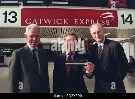 Von links: Roger Salmon, Finanzdirektor von Railtrack; Adam Mills, stellvertretender Vorsitzender der National Express Group; und Transport Secretary Sir George Young, nach der Ankündigung, dass das Busunternehmen National Express den Kampf um die lukrativste Linie der British Rail, den Gatwick Express, gewonnen hat. Stockfoto