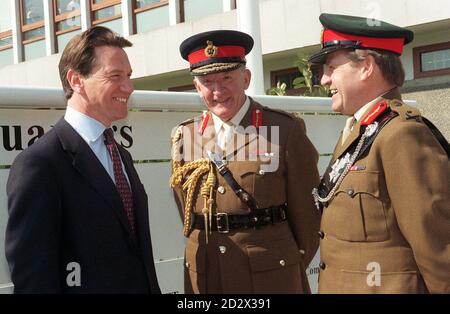 Verteidigungsminister Michael Portillo (links) Feldmarschall Sir Peter Inge, Leiter des Verteidigungsstabs und LT-General Christopher Wallace, Leiter der gemeinsamen Operationen am Ständigen gemeinsamen Hauptsitz von Northwood. * 22/04/01: Inge wurde von der Queen, Buckingham Palace, zum Ritter des Gewanges ernannt. Die Auszeichnung der britischen Top-Ehre, die traditionell am St. George's Day gemacht wird, ist ein persönliches Geschenk der Königin und ist ohne erstklassigen Ministerrat. Der Orden des Ritterordens ist der Oberorden des Ritterordens. Lord Inge, 65, Baron of Richmond, North Yorkshire, wurde ein Leben Peer in 1997 nach dem Ruhestand AS Stockfoto