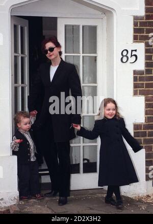 Marina Mowatt, Tochter von Prinzessin Alexandra und Sir Angus Ogilvy, verlässt heute (Donnerstag) mit den Kindern Christian und Zenouska (rechts) ihr Zuhause, nachdem sie sich vom freiberuflichen Fotografen Paul Mowatt, ihrem sechsjährigen Ehemann, getrennt hat. Stockfoto