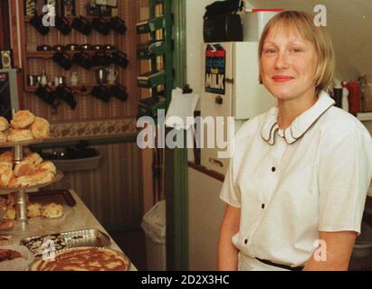 Lisa Leeson, Ehefrau des entweihtem ehemaligen Barings-Händlers Nick Leeson, in den Elizabeth Tea Rooms in Pudding Lane, Maidstone, wo sie seit ihrer Rückkehr nach England vor einem Jahr als Teilzeit-Kellnerin arbeitet. Frau Leeson sprach von ihrer Freude, nachdem sie eine Stelle als Flugbegleiterin bei Virgin Atlantic Airlines angeflogen hatte. Stockfoto