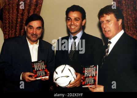 Stadtverteidiger Andrew Iyer mit den Fußballlegenden George Best (links) und Geoff Hurst (rechts) und seinem Buch Domino Run, einem Thriller-Roman, der dem Andenken an England und West Ham-Fußballstar Bobby Moore gewidmet ist. Die Handlung von Domino Run, die 50,000 Exemplare verkauft und 1995 mit dem David St John Thomas Award for Fiction ausgezeichnet wurde, wurde an Hollywood verkauft. Es ist Iyers erster Roman. Stockfoto