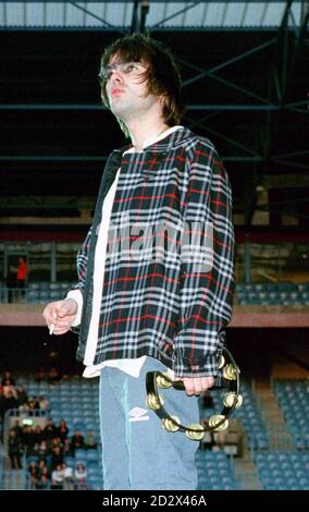 Das Liam Gallagher von Oasis begrüßt Fans, die im Fußballstadion Maine Road in Manchester City für ein Konzert ankommen. Stockfoto