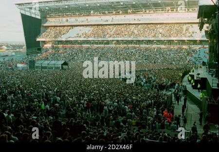 Oasis Fans füllen den Boden in Maine Road in Manchester in Erwartung der Gruppe Konzert. Stockfoto