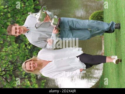 Stephen Hendry und seine Ehefrau und zukünftige Mutter, Mandy, machen einen Spaziergang mit der Botschaftsweltpokertrophäe, die Stephen zum 6. Mal hob. Stockfoto