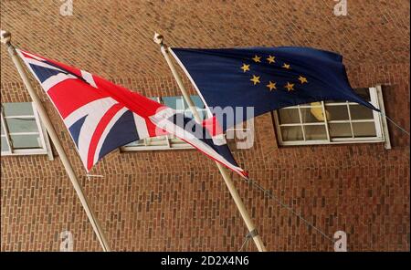 Die Europaflagge fliegt heute (Donnerstag), der zum Europatag ernannt wurde, neben dem traditionellen britischen Union Jack von seinem Mast vor dem Londoner Büro der Europäischen Union in Story's Gate. Andere Regierungsgebäude, insbesondere in Schottland, haben es abgelehnt, die EU-Flagge zu führen. Stockfoto