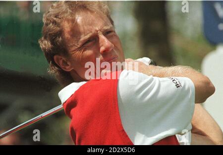 Bernhard langer, der den Cut nicht geschafft hat, fährt am 17. Während der Volvo PGA Meisterschaft in Wentworth. Stockfoto