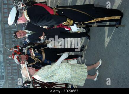 Ihre Majestät die Königin und der Herzog von Edinburgh werden vom Verteidigungsminister Michael Portillo (Mitte) dem ersten Meeresherrn Sir Jock Slater während der heutigen (Donnerstag) Verprügelung der Retreat-Zeremonie auf der Horse Guards Parade vorgestellt. PA. Stockfoto