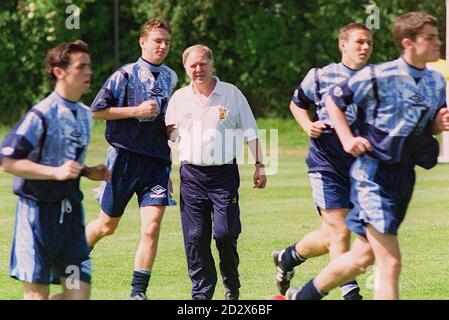 Schottland-Manager Craig Brown sieht zu, wie sein Team in ihrem Lager in Stratford-on-Avon für das morgige (Dienstag) Crunch-Spiel gegen die Schweiz in Villa Park vorbereitet. BILD DAVID JONES/PA Stockfoto