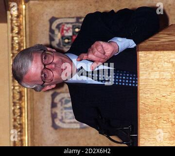 Premierminister John Major macht einen Punkt, als er heute (Mittwoch) in der Goldsmith's Hall in London seine Rede zur Zukunft Europas hält. Foto von Dave Cheskin/Siehe PA Story POLITIK EU. Stockfoto