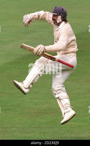 England Wicket-Keeper Jack Russell feiert sein Jahrhundert während der heutigen (Freitag) zweiten Cornhill Test gegen Indien, bei Lord's. Foto von Rebecca Naden/PA Stockfoto