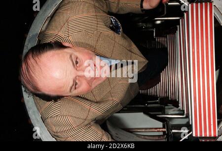 FOTO ZEIGT MINISTER FÜR DIE STREITKRÄFTE, DIE RT HON NICHOLAS SOAMES MP, AN BORD DES HUNTER KILLER-U-BOOTES HMS SPARTAN (HEUTE), WÄHREND DER DURCHREISE IN DER CLYDE-GEGEND. DAS ATOMBETRIEBENE BOOT IST GERADE VON EINEM SECHSMONATIGEN EINSATZ AUF DER GANZEN WELT ZURÜCKGEKEHRT UND KAM IN IHREM BASISHAFEN IN DER CLYDE AN, UM VON DEN FAMILIEN UND FREUNDEN DER BESATZUNG BEGEISTERT BEGRÜSST ZU WERDEN. FÜR WEITERE INFORMATIONEN KONTAKTIEREN SIE BITTE DEN PUBLIC RELATIONS OFFICER DER HMS NEPTUNE UNTER 01436 674321 EXT 6101. Stockfoto