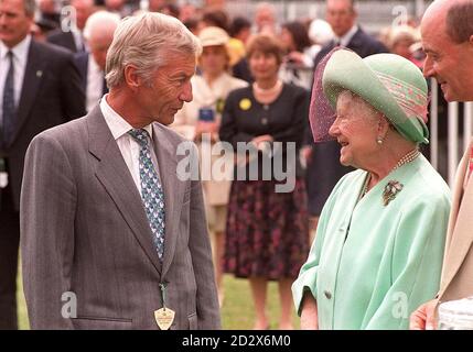 Königin Elizabeth, die Königin Mutter, chattet heute Nachmittag (Samstag) nach der Präsentation für das 2-Uhr-Rennen in Ascot mit dem ehemaligen Jockey Lester Piggott. Von Stefan Rousseau/PA. Stockfoto