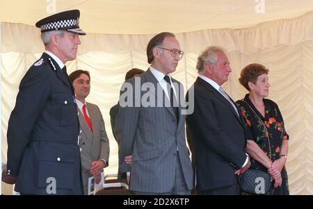 Von links: Metropolitan Police Commissioner Sir Paul Condon, Innenminister Michael Howard, Filmregisseur Michael Winner und Frau Betty Dunne, bei der Enthüllung eines neuen Denkmals, das dem Gedenken an ihren ermordeten Sohn, PC Patrick Dunne, gewidmet ist, Der starb, nachdem er von einer Bande von Drogenhändlern erschossen wurde, während er Berichte über einen Einbruch in der Cato Road, SW London, im Jahr 1993 untersuchte. Die Gedenkstätte ist der zwanzigste Stein, der vom Police Memorial Trust unter dem Vorsitz von Herrn Winner errichtet wurde. Siehe PA Geschichte POLIZEI Memorial. Foto von David Cheskin/PA Stockfoto