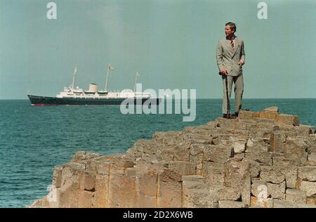 Mit einem traditionellen irischen Schlehdorn in der Hand und HMS Britannia hinter ihm, steht Prinz Charles auf den Steinen des Giant's Causeway, Co Antrim heute (Mittwoch). Der Causeway ist eines der berühmten Naturwunder der irischen Küste, gebildet in sechseckige Säulen durch die Kühlung von vulkanischer Lava, bevor es am zweiten Tag seines dreitägigen Besuchs in der Provinz weiter. Siehe PA Story ULSTER Prince. FOTO VON JOHN STILLWELL/PA. Stockfoto