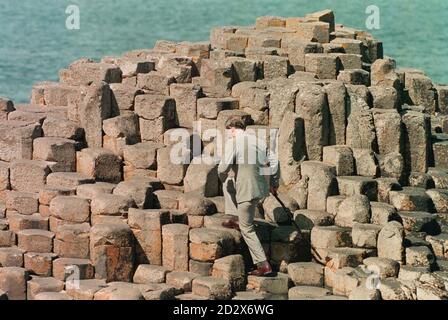 Mit einem traditionellen irischen Schlehdorn in der Hand besteigt Prinz Charles die Steine des Giant's Causeway, Co Antrim heute (Mittwoch) am zweiten Tag seines dreitägigen Besuchs in der Provinz, ist der Causeway eines der berühmten Naturwunder der irischen Küste, Gebildet zu hexagonalen Säulen durch die Kühlung von vulkanischer Lava. Siehe PA Story ULSTER Prince. FOTO VON BRIAN LITTLE/PA. Stockfoto