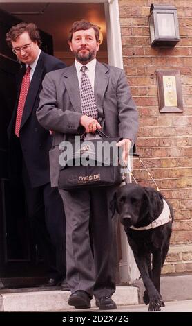 Labour's Shadow Education and Employment Secretary David Blunkett und Guide Dog Luvy verlassen das Londoner Hauptquartier der Partei, wo sich die NEC treffen, um ihr Manifest-Dokument zu lesen, zu debattieren und zu genehmigen. Labour forderte heute (Di) eine Entschuldigung von der Konservativen Partei über einen Halse über freie Augentests für Millionäre in einem Spoof-Manifest-Dokument. Siehe PA Geschichte POLITIK Labour Blind. Foto von Stefan Rousseau/PA Stockfoto