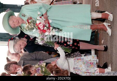 Ein junger königlicher Fan wartet an der Reihe, um ihre Blumen der Queen-Mutter zu präsentieren, bevor sie heute Morgen (Freitag) an Bord der königlichen Yacht Britannia im Hafen von Portsmouth geht. FOTO VON JOHN STILLWELL/PA. Stockfoto