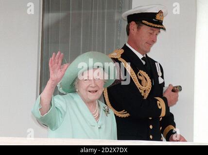 Die Queen Mother mit Royal Yacht Commodore Antony Morrow, winkt den Familien der Crew, nachdem sie heute Morgen (Freitag) die Royal Yacht Britannia im Hafen von Portsmouth bestiegen haben. FOTO VON JOHN STILLWELL/PA. Stockfoto