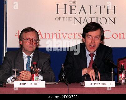 Stephen Dorrell, der Staatssekretär für Gesundheit, wird von Umweltminister John Gummer (links) Rede einer Pressekonferenz gehalten heute (Montag) während einer Konferenz anlässlich des vierten Jahrestages der Regierung "Gesundheit der Nation" Strategie. In Lebensbereichen, in denen die Umwelt Auswirkungen auf die Gesundheit der Menschen hat, wie Luftqualität und Asthma, Lärm und Stress sowie die manchmal heftige Interaktion zwischen psychisch Kranken und dem Rest der Gemeinschaft, wurden neue messbare Ziele angekündigt. Von John Stillwell/Siehe PA Story HEALTH Targets. Stockfoto