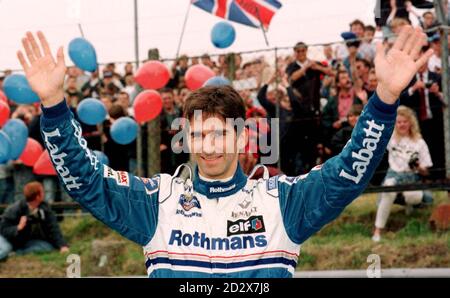 Williams Grand Prix Fahrer Damon Hill winkt den Zuschauern während einer Testpause ihres neuen FW18 Autos heute (Dienstag) in Brands Hatch in Kent zu. Foto von Tim Ockenden/PA. Stockfoto