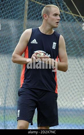 Englands Stuart Broad während einer Nets-Session im Chinnaswamy Stadium in Bangalore. Stockfoto