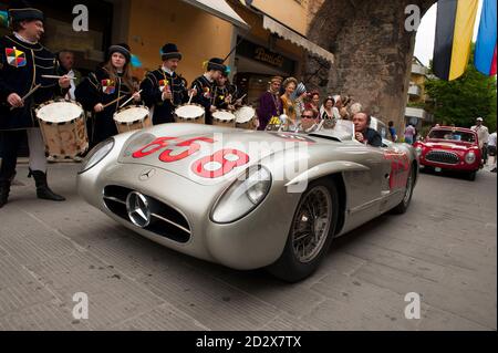 SANSEPOLCRO, ITALIEN - 18. MAI 2012: Mercedes 300 SLR, 1955, angetrieben von Ex-Formel-1-Fahrer Jochen Mass vorbei am Stadttor von Sansepolcro während der Zeit Stockfoto