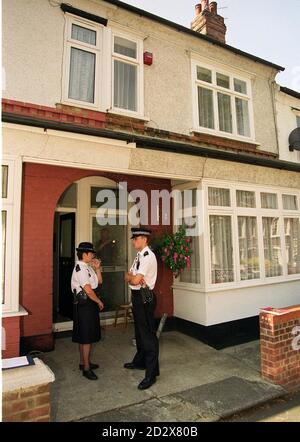 Polizei- und Forensik-Experten besuchen ein Haus in Eastcombe Ave, Charlton, Süd-Ost-London, nachdem der Leichnam eines jungen Mädchens in Unterholz auf einem Damm hinter dem Garten versteckt gefunden wurde. Die Polizei verhört einen Teenager-Jungen nach der Entdeckung des Leichnams, der angeblich das Schulmädchen Joanne Eddison im Alter von 16 Jahren ist, die seit Mitte Mai aus ihrem nahe gelegenen Haus vermisst wird. Siehe PA Geschichte POLIZEIKÖRPER. Foto von Peter Jordan/PA Stockfoto