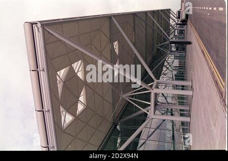 Akte vom 1991. März des Innenraumbeckens des Stansted Airport, der Szene des heutigen (Dienstag)-Abholens. Flug 150, der gestern Abend auf dem Weg von Khartum im Sudan in die jordanische Hauptstadt Amman entführt wurde, landete nach eineinhalb Stunden Flug von Larnaca auf Zypern, zu dem er zuerst gezwungen wurde, zu fliegen. Die Tortur endete für mehr als 80 von denen auf Flug 150, nur wenige Stunden nachdem das Flugzeug auf dem Flughafen von Essex gelandet war. Siehe PA Story HIJACK Stansted. *03/10/2000Laut einem Bericht in der Zeitung Sun wurden eine Waffe und eine gefälschte Bombe durch Sicherheitskontrollen der Regierung ins geschmuggelt Stockfoto